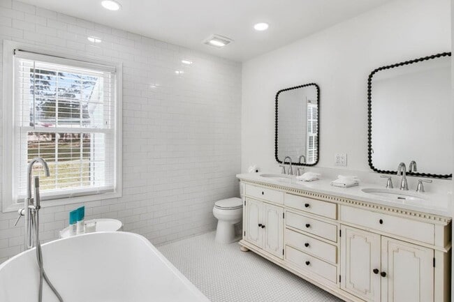 Building Photo - 1990 Wingate Rd