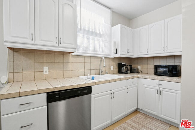 Building Photo - 442 N Orange Grove Ave