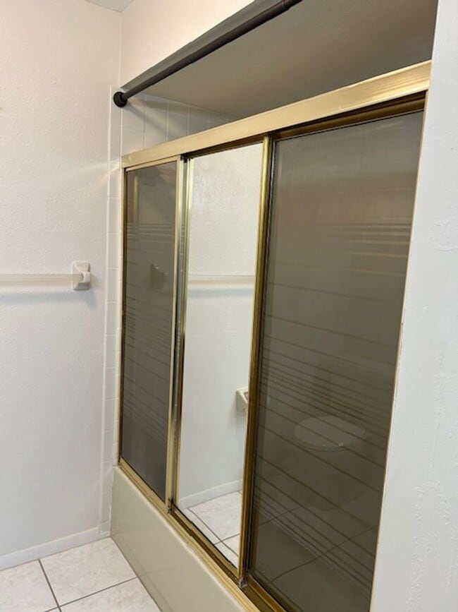 Building Photo - Well maintained 2/2 condo in 55+ community