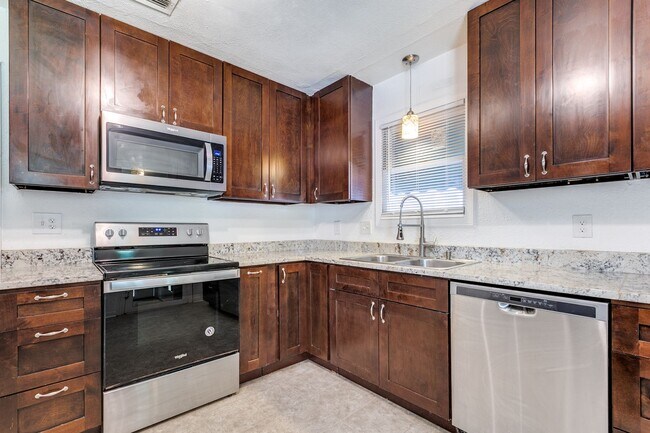 Building Photo - Charming Home in Alamo Heights ISD with Bo...