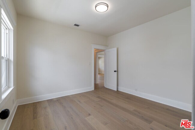 Building Photo - 1828 W 41st Pl