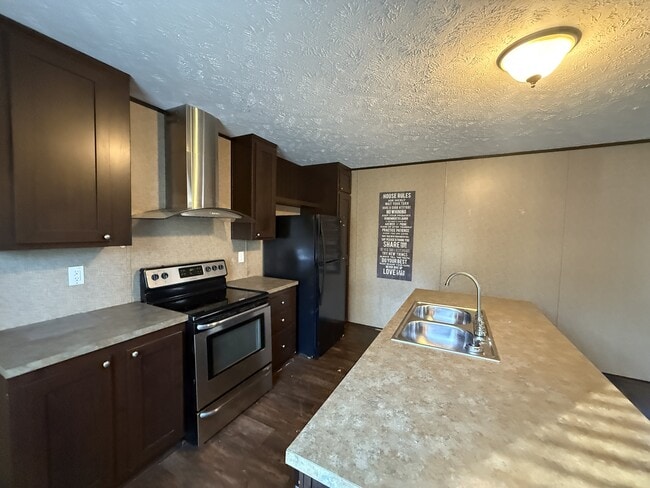 Building Photo - 443 Willow Run Rd