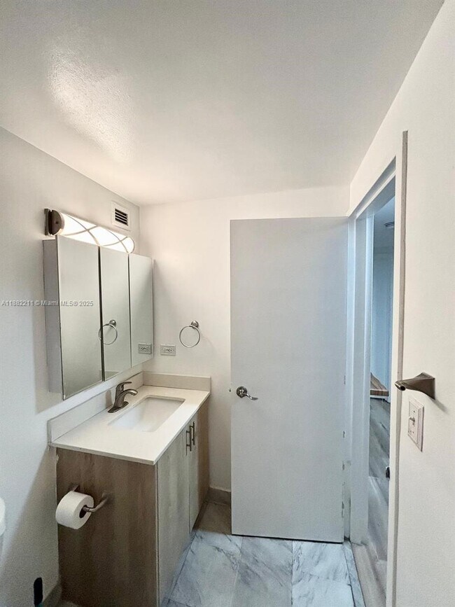 Building Photo - 801 Brickell Bay Dr