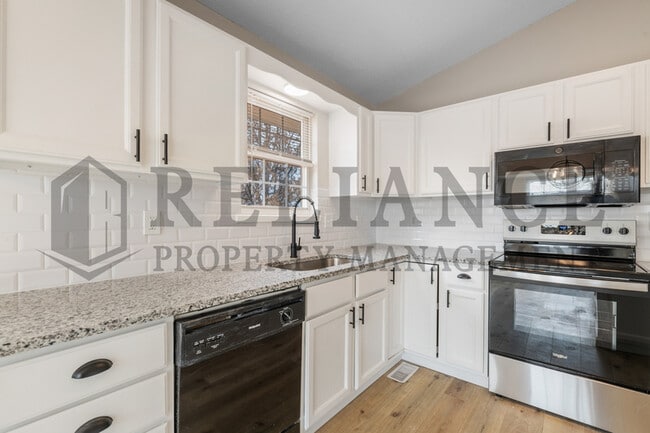 Building Photo - 215 Peachwood Dr