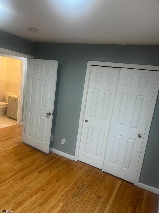 Building Photo - 710 27th St