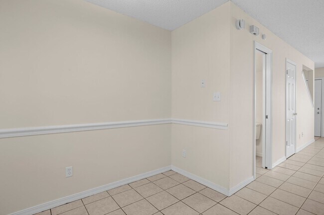 Building Photo - 501 S Edgewood Cir
