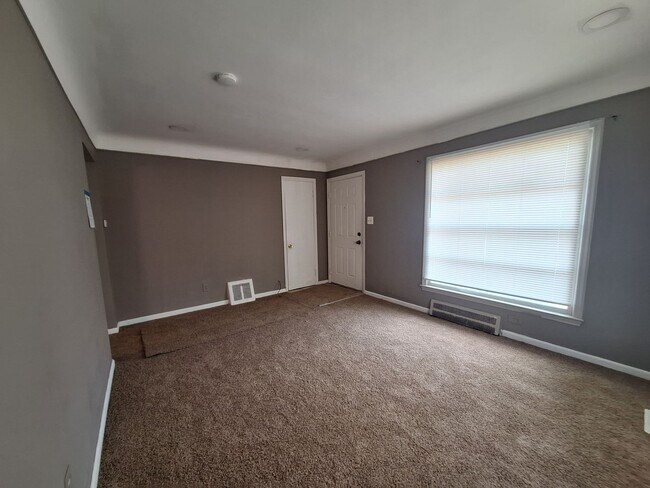 Building Photo - Come see your new home!
