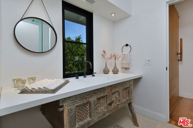 Building Photo - 2145 Linda Flora Dr