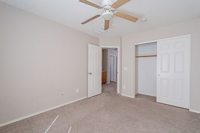 Building Photo - large 3 bedroom home for rent