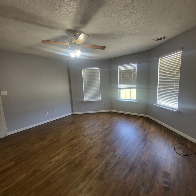 Building Photo - 710 Macey St