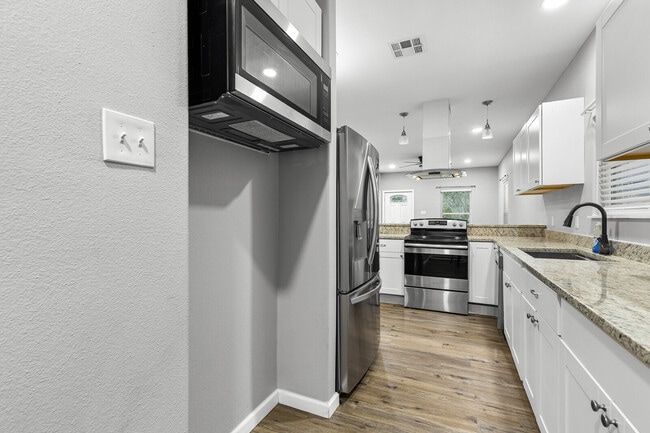 Building Photo - 221 N Bermuda St