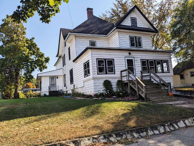 Building Photo - "Charming 2-Bedroom on West Madison Street with Spacious 1064 Sq Ft Layout!"
