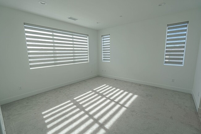 Building Photo - 5-Bedroom Home with Loft in Gated Victoria at Plum Canyon!