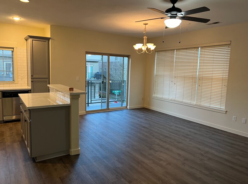 Building Photo - 635 NE Garswood Ln