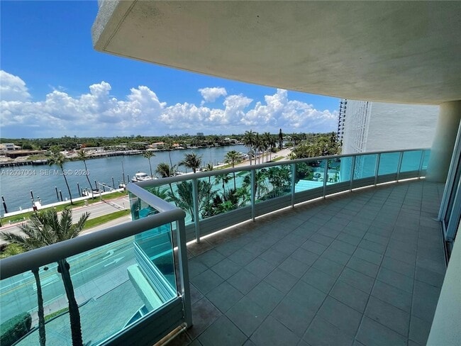 Building Photo - 5025 Collins Ave