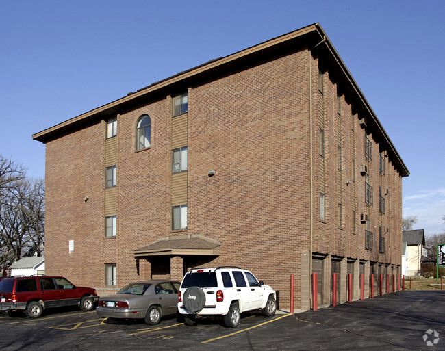 Primary Photo - Campus Square