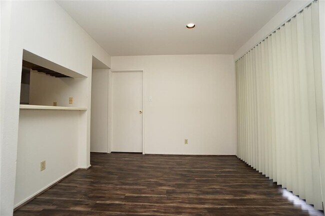 Building Photo - One bedroom condo, leasing now!