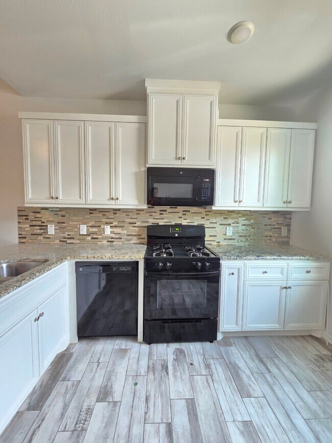 Building Photo - 4410 Larkspur St