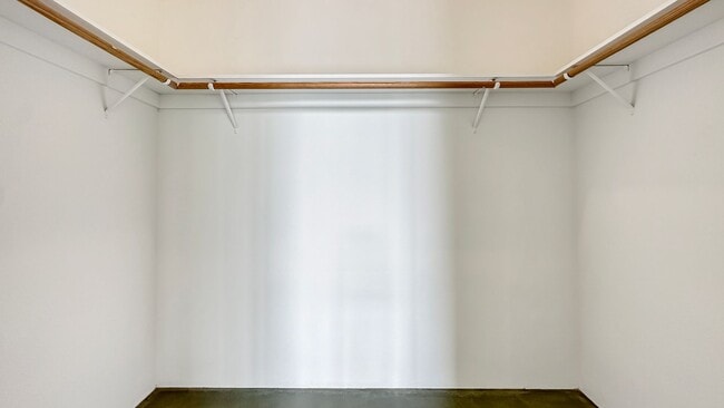 Building Photo - Authentic Loft Living in an Emeryville Landmark