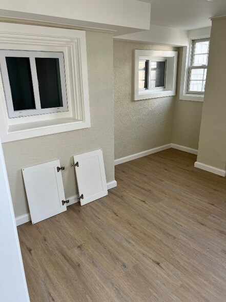 Building Photo - 215 E 24th Ave