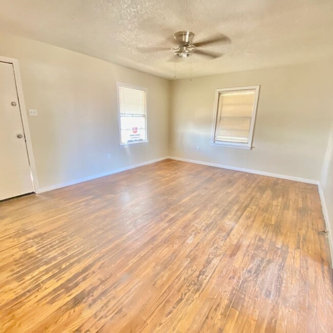 Building Photo - $0 First Month's Rent / $0 Deposit at Move-in