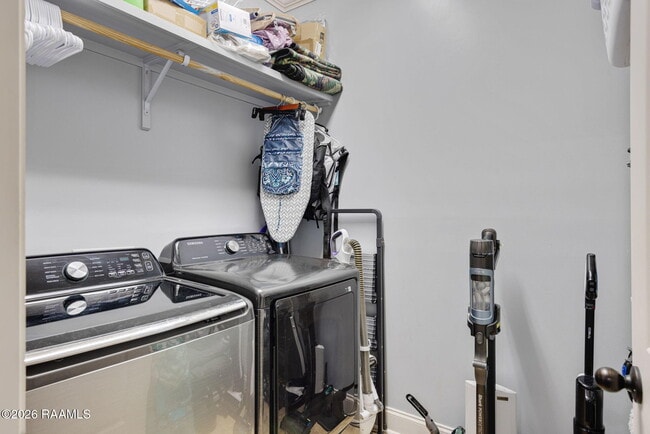 Building Photo - 300 Overbrook Dr