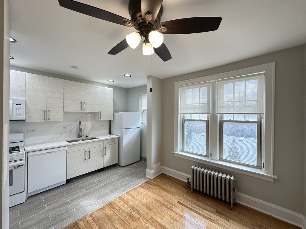 Building Photo - 324 S Maple Ave