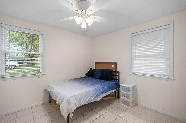 Building Photo - Southside Savannah Gem – 4BR Home in Windsor Forest with Sunroom & Patio