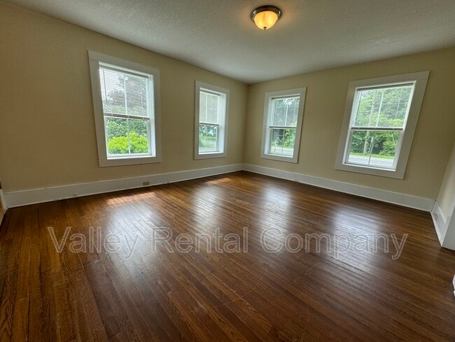 Building Photo - 28 School St