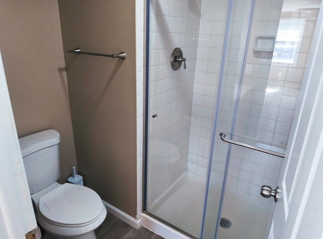 Building Photo - Inviting Townhome in Sterling with Spaciou...