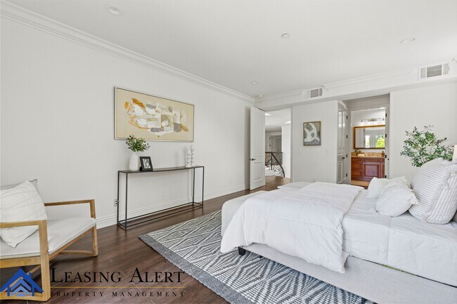 Building Photo - 5011 Hayvenhurst Ave