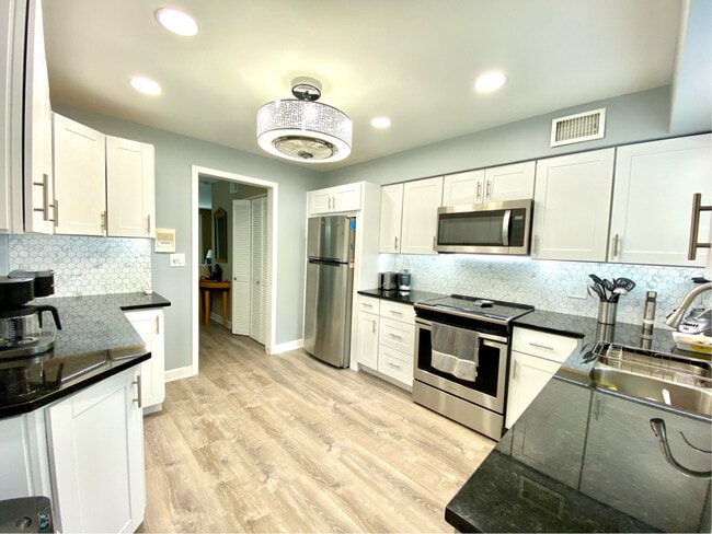 Building Photo - 904 S Plum Grove Rd