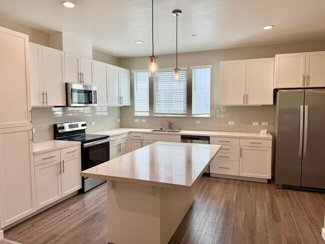 Building Photo - $4,190 / 4 BR - MODERN FREMONT TOWNHOME WITH JUNIOR SUITE, PRIVATE BALCONY & PRIME LOCATION!