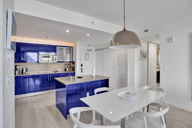 Building Photo - 3101 Bayshore Dr