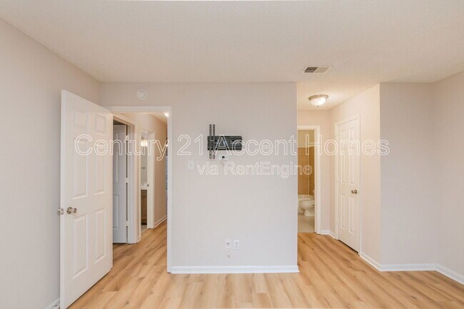 Building Photo - 12113 Greenway Ct