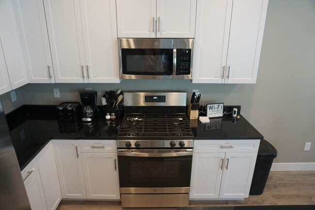 Building Photo - 3 Bedroom Midvale Neighborhood Home