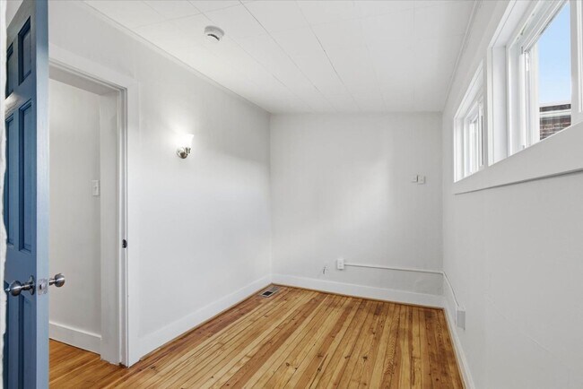 Building Photo - 305 W Broadway