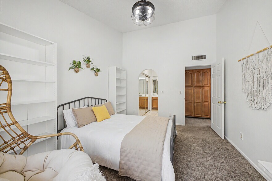 Primary Suite (Upstairs): Queen Bed, Dual-Sink En-Suite Bathroom, Multiple Closets, Pool Views, Slee - 819 N College Ave