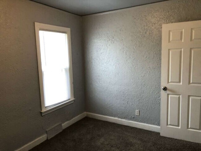 Building Photo - Charming Renovated 2-Bedroom Lower Unit – Section 8 Welcome