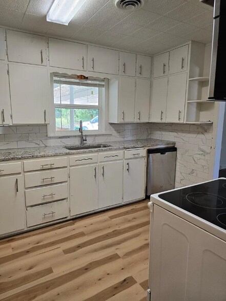 Building Photo - 811 E Navarro St