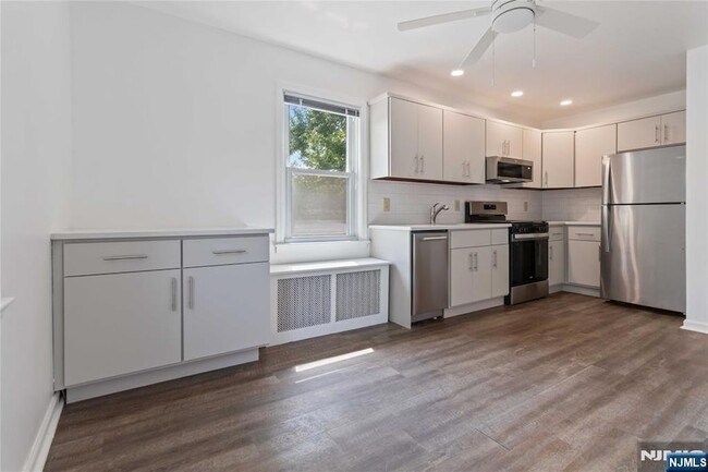 Building Photo - 106 Park Ave