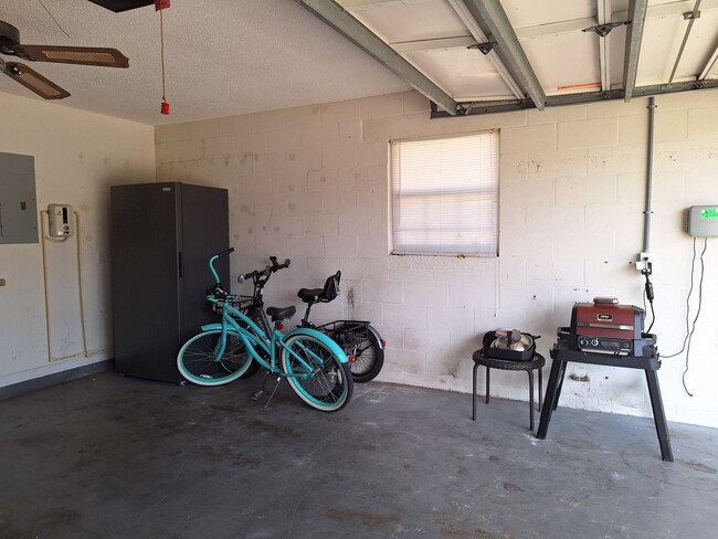 Building Photo - 3208 Royal Palm Dr