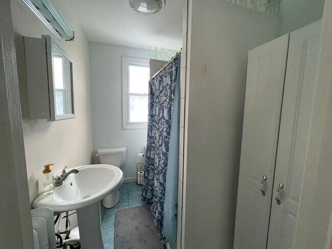 Building Photo - 108 Concord St