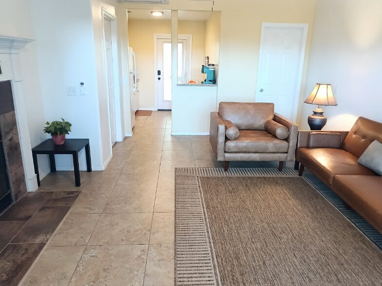 Building Photo - 1620 1/4 York Dr