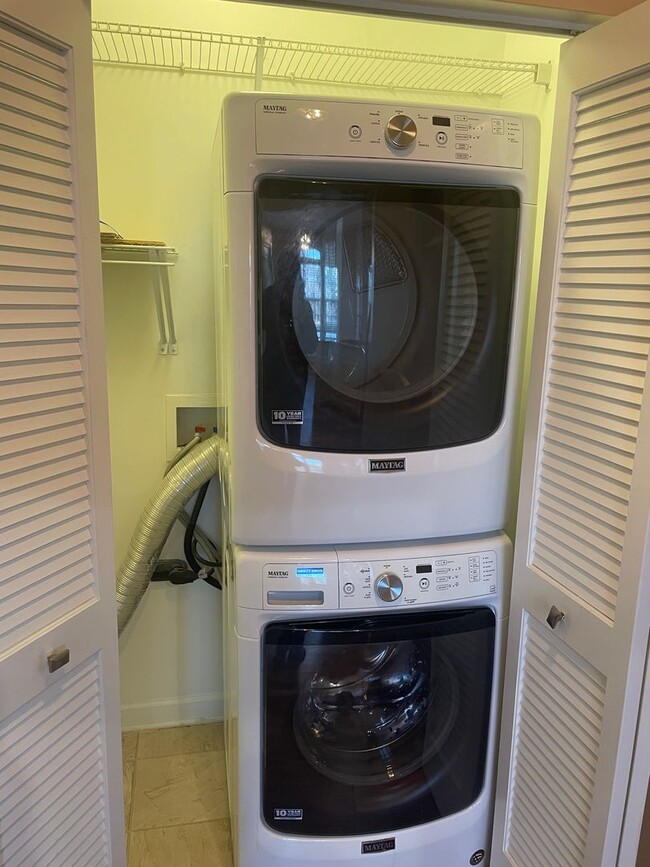 Building Photo - Updated 2  Bedroom, 2 Bath Condo  - Westwood Village at Charter Colony