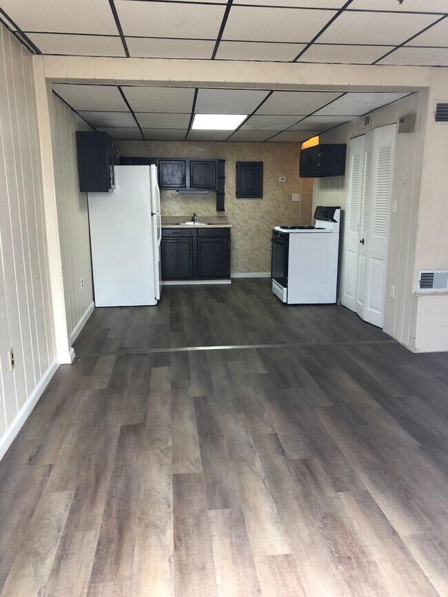 Building Photo - Available Now! 2 Bedroom House- York City SD