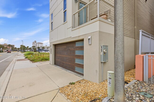 Building Photo - 115 1st St S