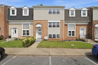 Building Photo - This beautifully designed townhome offers three spacious bedrooms and two and a half refined bath...