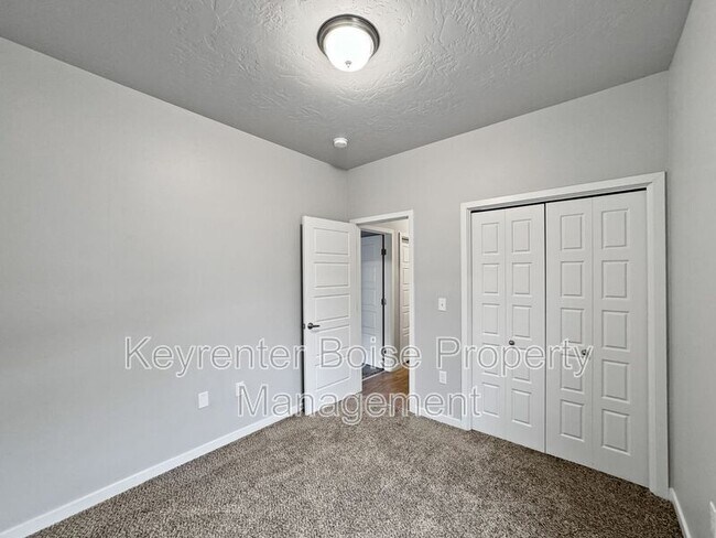 Building Photo - 4265 N Reed Ln