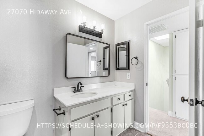 Building Photo - Beautiful 2 Bed + 1.5 Bath Townhome + Pati...